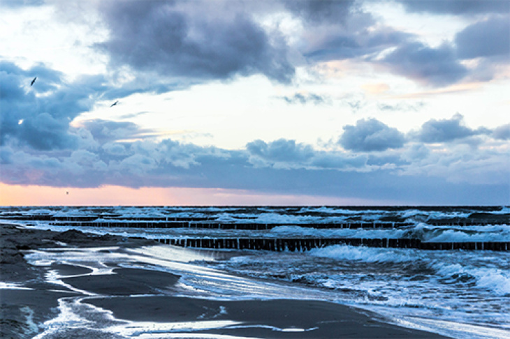 Auch an der deutschen Ostsee-Küste steigen die Pegel. Foto: Pixabay Ostseebild