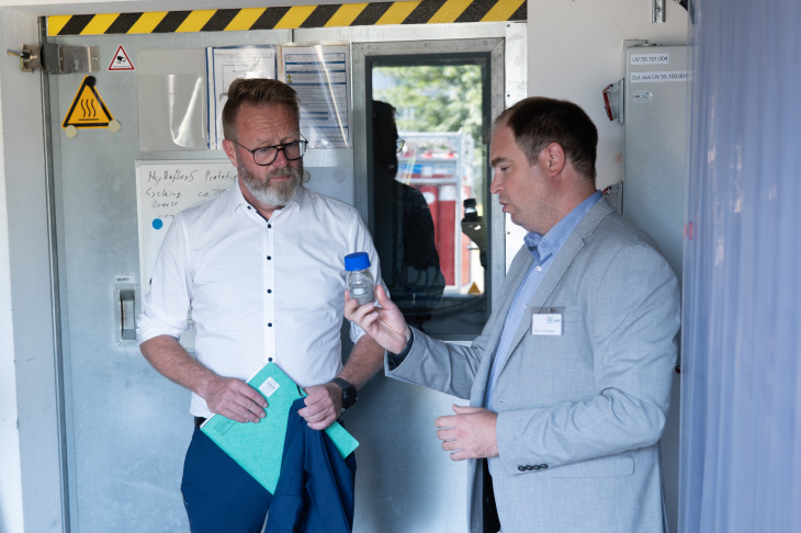 Claus Ruhe Madsen mit Dr. Julian Jepsen am Institut für Wasserstofftechnologie. Foto: Hereon/Steffen Niemann