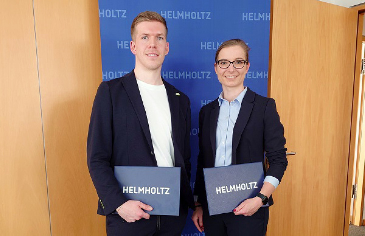 Nils Christiansen und Zina Kallien bei der Preisverleihung in der Helmholtz-Geschäftsstelle in Berlin. Foto: Hereon/ Nils Christiansen Nils Christiansen und Zina Kallien