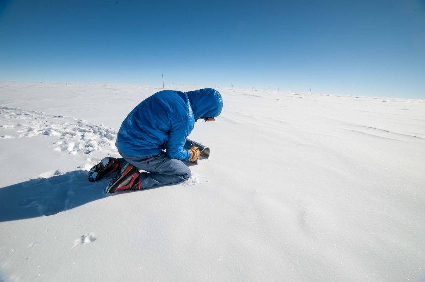 Mann mit blauer Jacke im Schnee