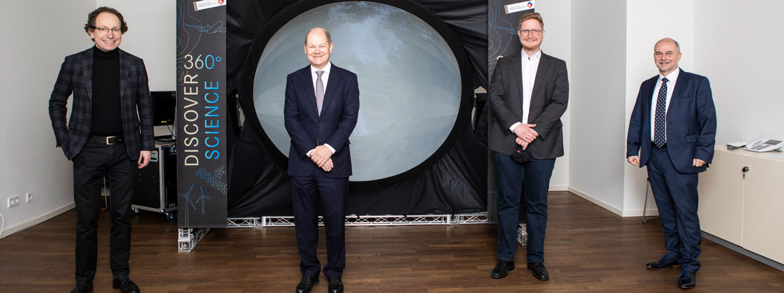 HZG-Institutsleiter Prof. Andreas Lendlein, Vizekanzler Olaf Scholz, MdL Sebastian Rüter sowie Thomas Schmidt, Bürgermeister von Teltow.