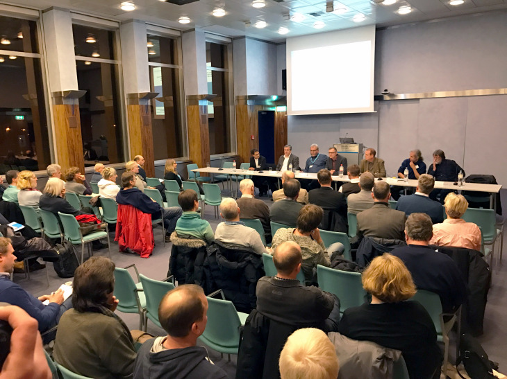 Eine Besprechung im Hörsaal