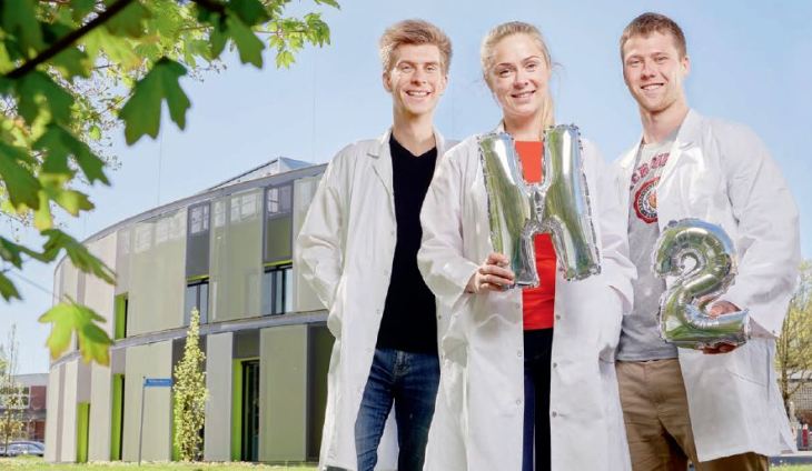 Doctoral candidates Herman Kriegel, Ragle Raudsepp and Jiri Kollmann take us into their laboratories and show us how the photoelectrodes are produced and studied. Photo: Hereon/Christian Schmid Doctoral candidates Herman Kriegel, Ragle Raudsepp and Jiri Kollmann take us into their laboratories and show us how the photoelectrodes are produced and studied.