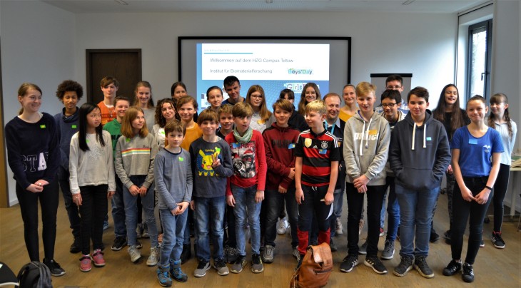 Die zukünftigen Werkstoffingenieurinnen und Biologen, die am Girls' and Boys' Day teilgenommen haben. Quelle: HZG/Sebastian Göldner Girls und Boys day 2019 Gruppenbild