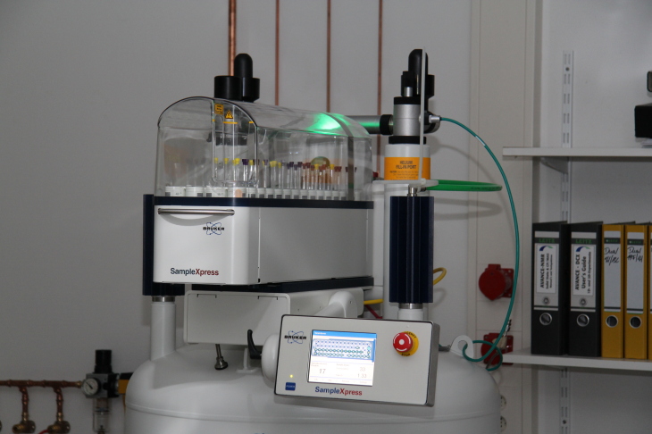 Probenkopf des Bruker Kernresonanzspektroskops 