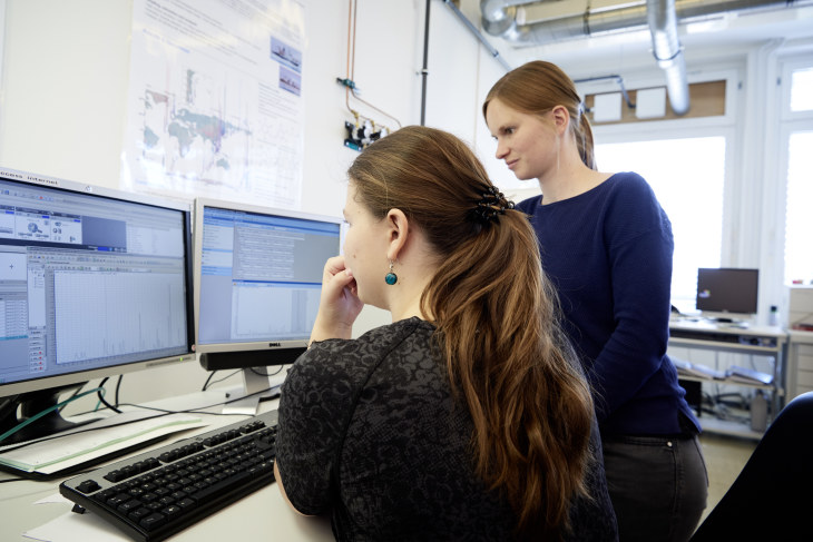 Die Wissenschaftlerinnen Christiana Apel (li) und Hanna Joerss (re) haben den Artikel zum Thema Schadstoffe verfasst. Foto: HZG/Christian Schmid Csx3819