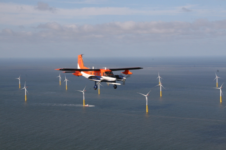 Forschungsflugzeuge in geringer Flughöhe liefern hochaufgelöste meteorologische Daten. Foto: Mark Bitter, TU Braunschweig Forschungsflugzeug fliegt über Windpark