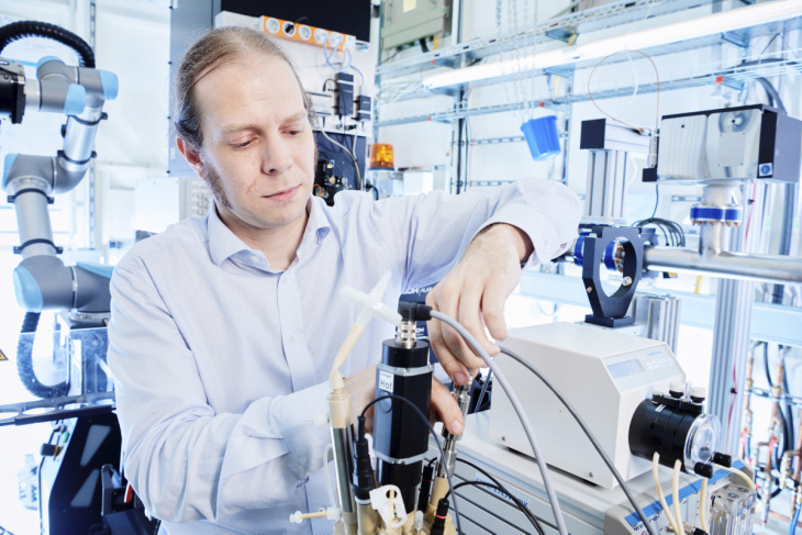 HZG-Beamline-Wissenschaftler Dr. Jörg Hammel an einer Apparatur am Speicherring PETRA III am Deutschen Elektronen-Synchrotron DESY in Hamburg. Foto: HZG/Christian Schmid Jörg Hammel DESY BEamline