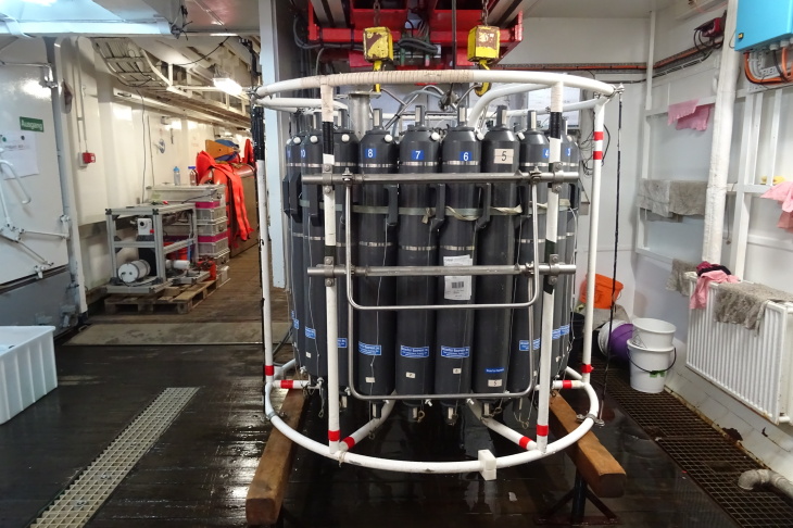 Ein Wasserprobensammler mit schwarzen im Kreis angeordneten Flaschen