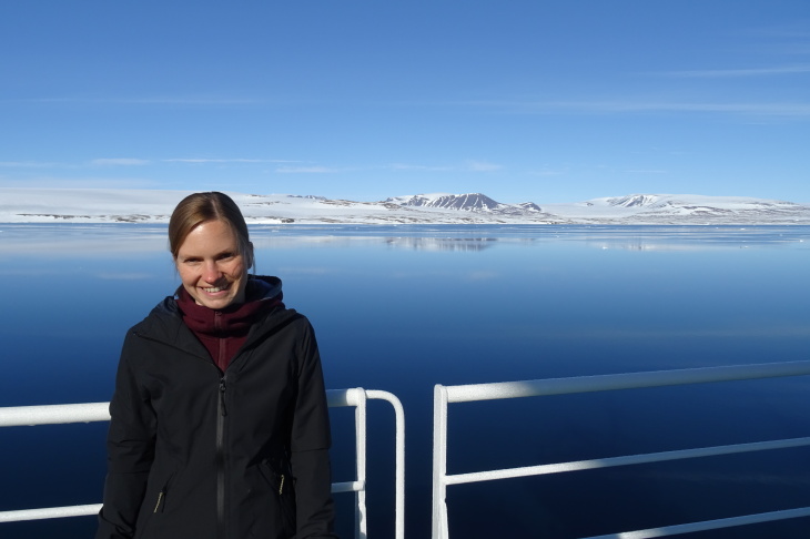 Hanna Joerss an der Reling im Hintergrund blauer Ozean