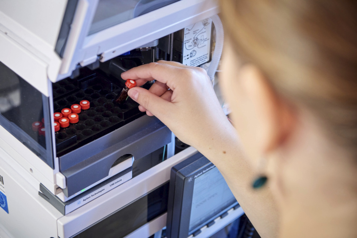 Die verschiedenen Schadstoffe werden mittels Hochleistungsflüssigchromatographie aufgetrennt. Foto: HZG/Christian Schmid Reinraum_Kueste