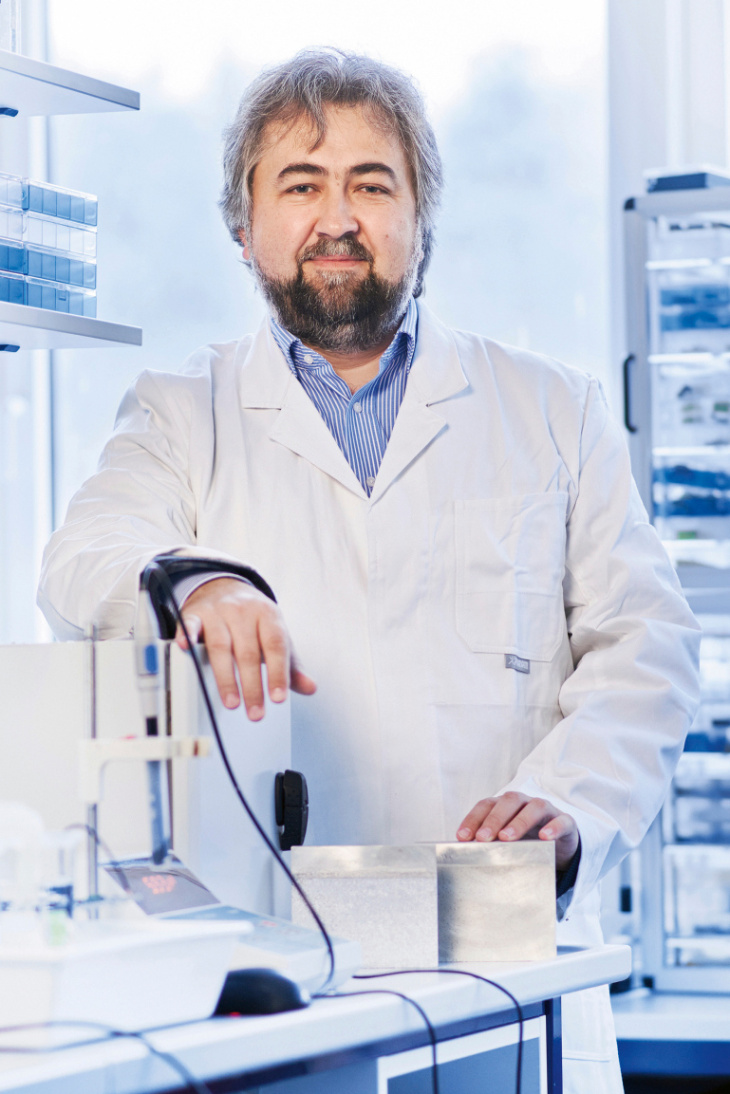 Professor Mikhail Zheludkevich im Labor. Foto: HZG/Christian Schmid Mikhail-zheludkevich Hzg Christian-schmid