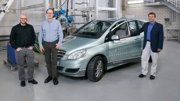 Wissenschaftler mit Wasserstoffauto