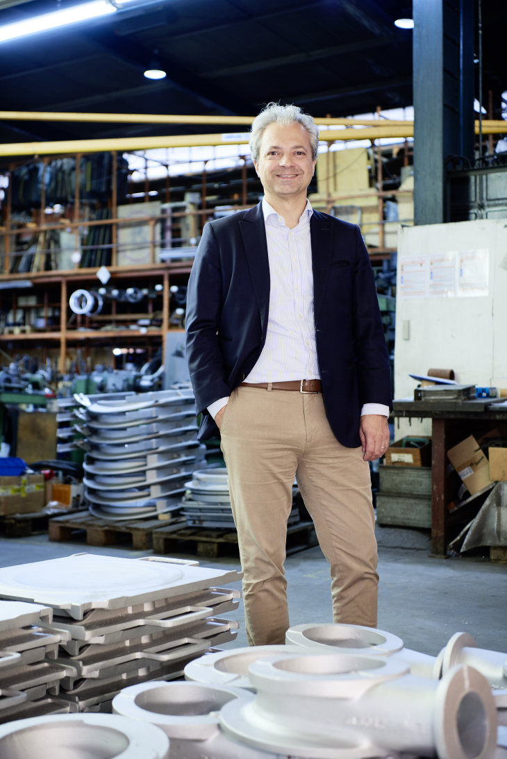 "Aluminium – zum Beispiel ist
im Vergleich zu Stahl – ist in seinen
mechanischen Eigenschaften begrenzt. Gemeinsam mit dem Helmholtz-Zentrum Hereon ist es uns gelungen, eine neuartige Legierung zu entwickeln, deren Zugfestigkeit im Bereich von normalem Stahl liegt."
Foto: Hereon/ Christian Schmid Henning Fehrmann