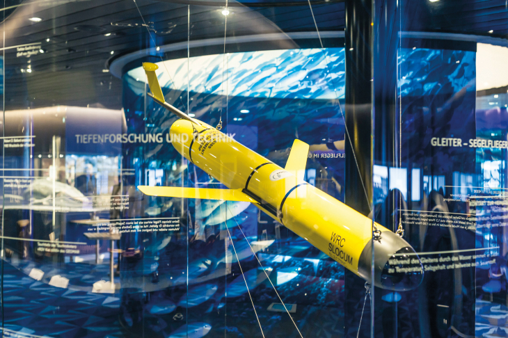 Werden interaktiv an Bord dargestellt: Forschungsaktivitäten in der Ausstellung :„Meer leben“ – ein maritimes Museum auf See.
Foto: TUI Cruises Ein Glider in der Ausstellung "Meer leben"