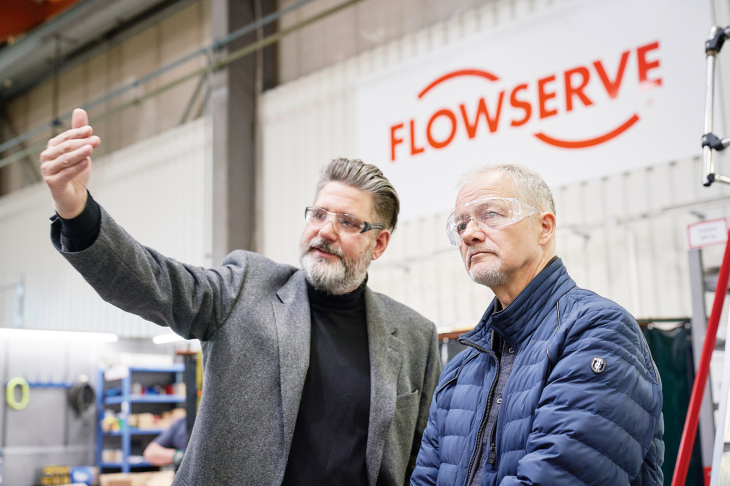The interview was conducted by science journalist
and physicist Frank Grotelüschen in the
production hall of Flowserve SIHI.
Photo: Hereon/Christian Schmid Frank Grotelüschen in conversation with Henning Scheel