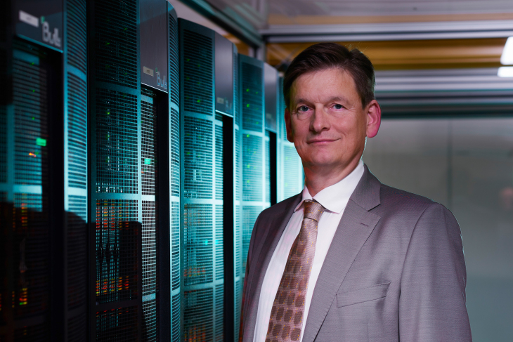 "Unser derzeitiger Computer verbraucht
sogar weniger Strom als sein Vorgängermodell –
obwohl er zwanzig Mal so viel leistet."
Foto: Hereon/ Christian Schmid Thomas Ludwig