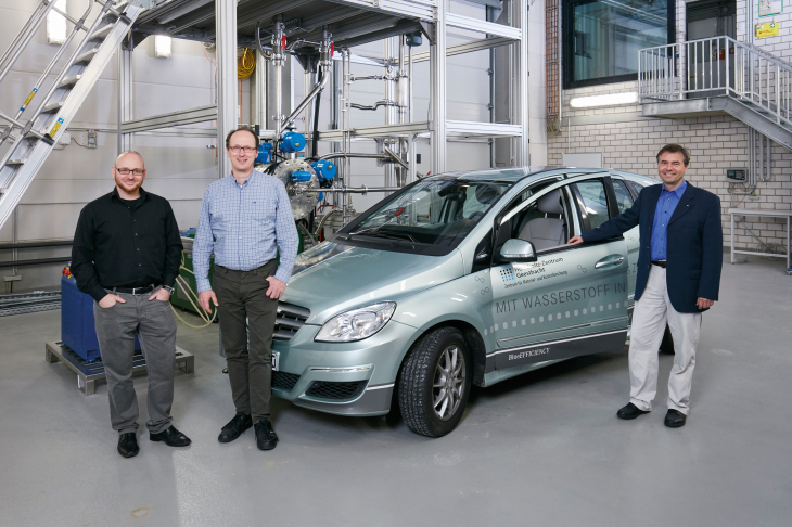 Photo: Hereon/ Ralf Otzipka Thomas Klassen, Martin Dornheim and Mauricio Schieda in front of the hydrogen car