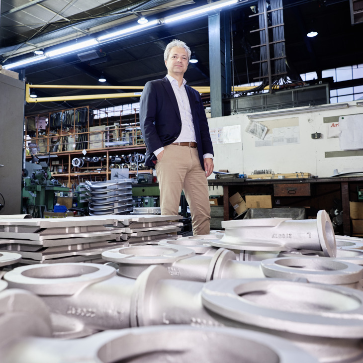 "Wir wollen unsere Hochleistungslegierungen nun für den 3D-Druck tauglich machen. Deshalb ist mein Unternehmen mit dem Helmholtz-Zentrum Hereon eine strategische Allianz eingegangen."
Foto: Hereon/ Christian Schmid Henning Fehrmann