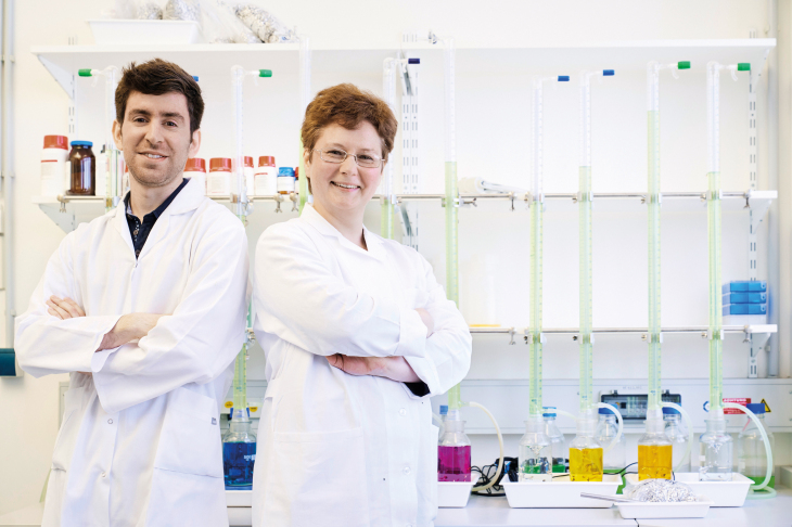 Dr. Sviatlana Lamaka und Bahram Vaghefinazari in the laboratory