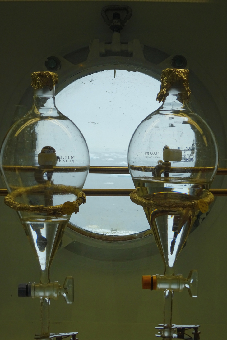 The samples are processed in the laboratory. Photo: Hereon/Hanna Joerss Samples