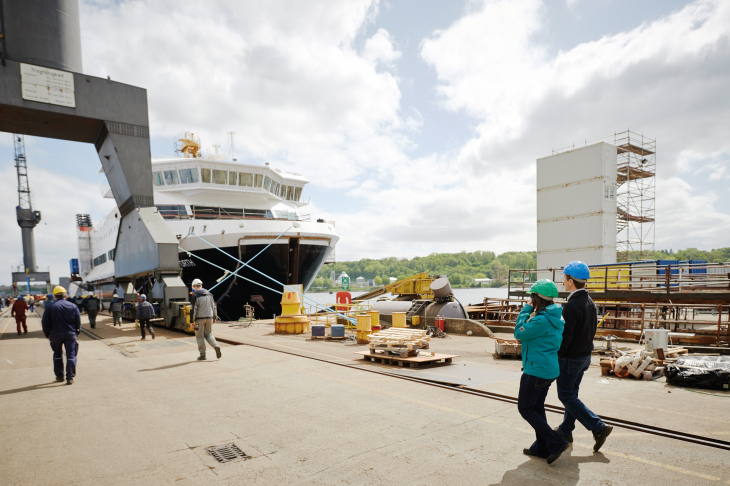 Dr. Ralf Weiße and Dr. Katja Wöckner-Kluwe walk to the ferry