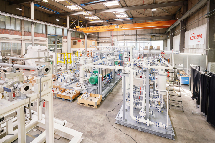 Tailor-made production for membrane plants: A view into the production hall of Flowserve SIHI
in Tönning, Schleswig-Holstein. Photo: Hereon/Christian Schmid A view into the production hall of Flowserve SIHI in Tönning, Schleswig-Holstein.