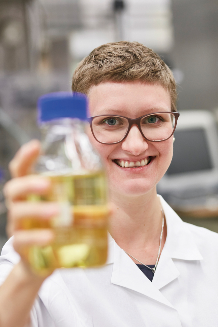 Lara Grünig holds a container with liquid. She develops several different membranes