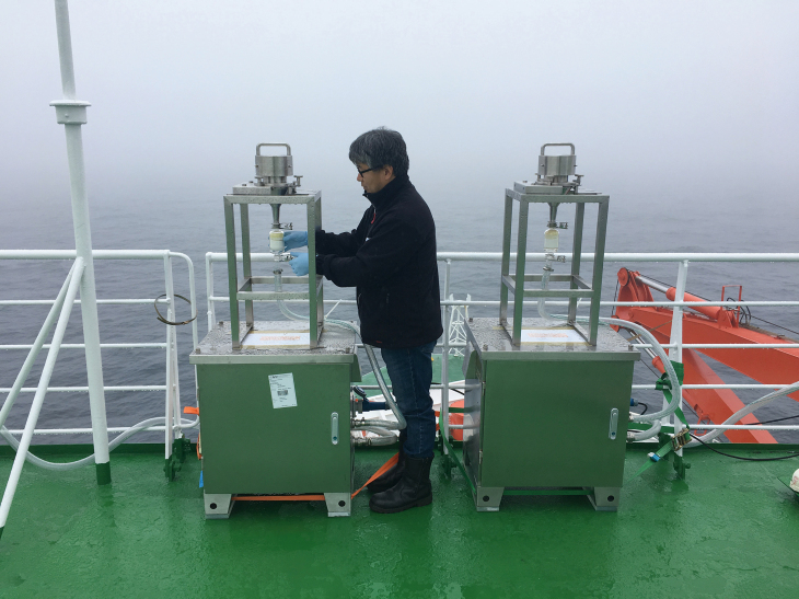 Air sampling on the top deck. Photo: Alfred-Wegener-Institut/Axel Behrendt A scientist takes a sample of air