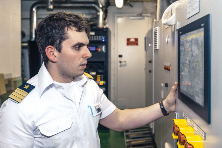 Der Umweltoffizier am Bord achtet darauf, dass die wissenschaftlichen Geräte reibungslos funktionieren und wechselt bei Bedarf die Filter.
Foto: TUI Cruises Der Umweltoffizier