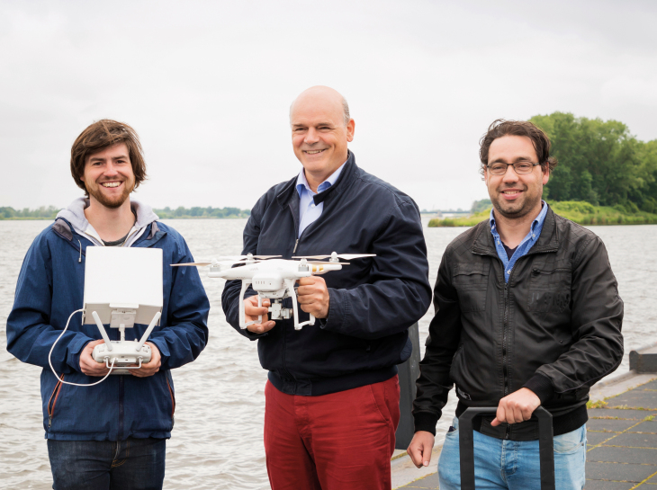 Doctoral student Michael Streßer, department head Dr. Jochen Horstmann and engineer Ruben Carrasco Alvarez.