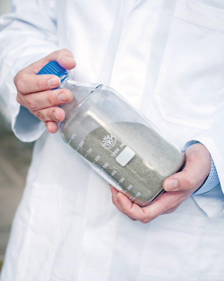 Finely ground metal powder is to absorb the hydrogen and release it as easily as possible. Photo: Hereon/ Christian Schmid ground metal powder