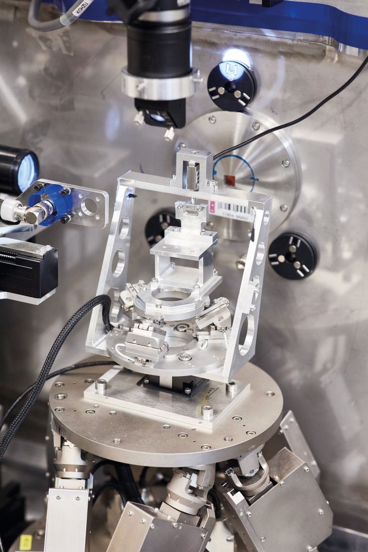 The positioners push the sample into the tip of the indenter with a defined force. Photo: Hereon/ R. Otzipka The positioners press the sample into the tip of the indenter with a defined force.