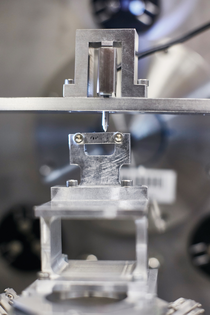 Photo: Hereon/ R. Otzipka The positioners press the sample into the tip of the indenter with a defined force.