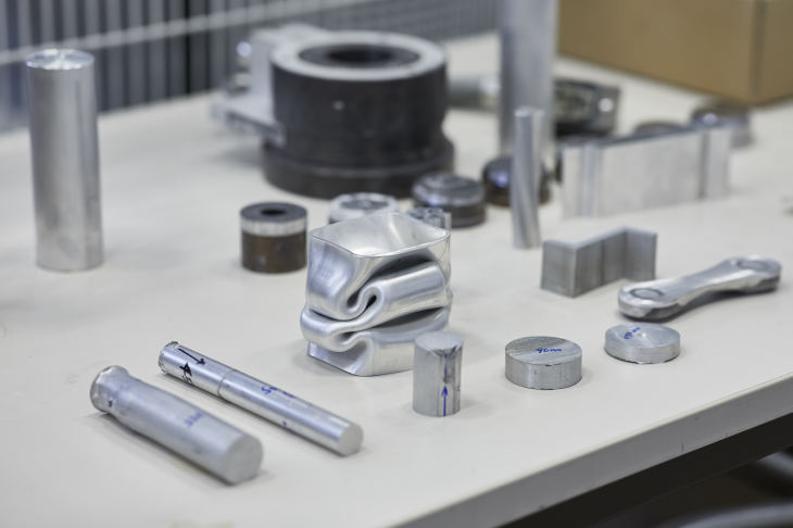 Using various methods, the research group develops and tests multi-material components for combining different material properties. Photo: Hereon/Rolf Otzipka Multi-material components