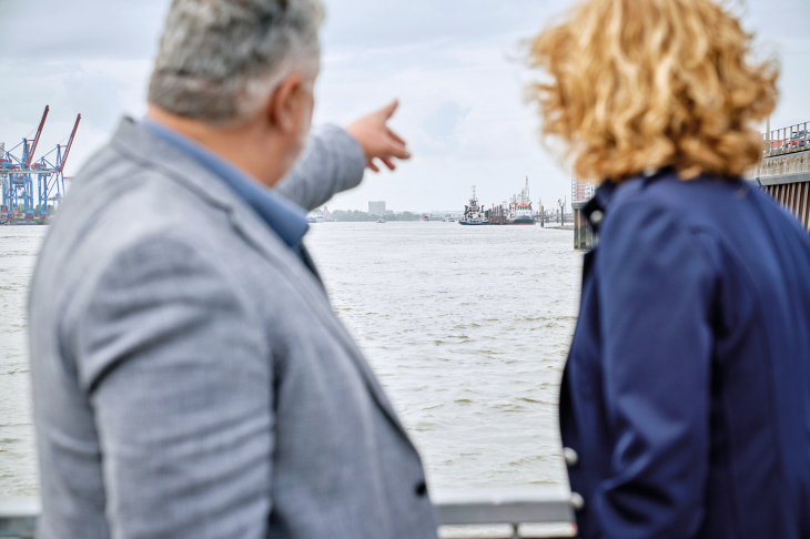 Photo: Hereon/ Christian Schmid Adrian Stanica points to the port. Jana Friedrich is standing next to him.