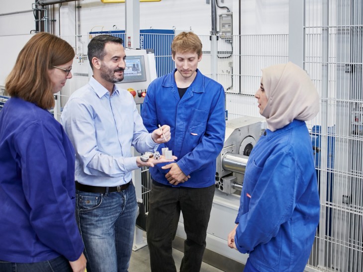 Noomane Ben Khalifa (second from the left) in conversation with scientist Merle Braatz (left) and
doctoral students Jonas Isakovic and Danai-Glykeria Giannopoulou (right). Photo: Hereon/Rolf Otzipka Noomane Ben Khalifa (second from the left) in conversation with scientist Merle Braatz (left) and doctoral students Jonas Isakovic and Danai-Glykeria Giannopoulou (right).
