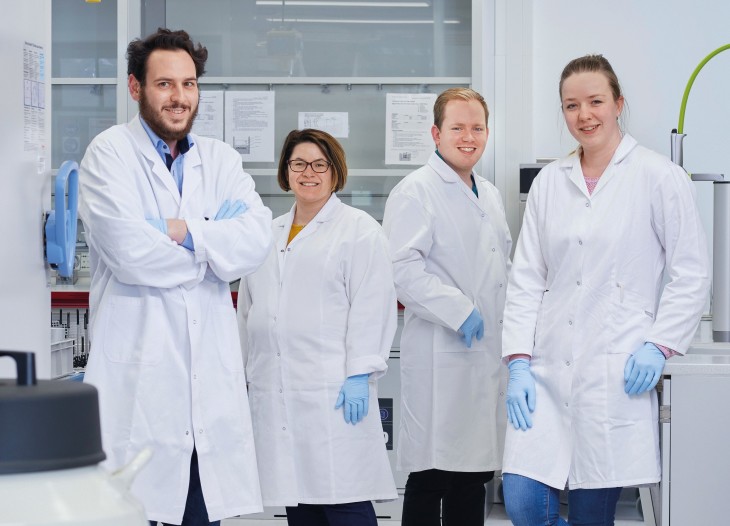 They all work in the Department of Biological Characterisation: Nils Holländer, Anke Schuster, Philipp Globig und Reneé Unbehau (from left to right). Photo: Hereon/Christian Schmid Nils Holländer, Anke Schuster, Phillip Globig und Reneé Unbehau