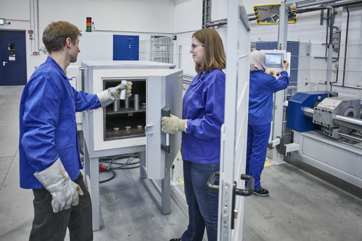One processing technique used at the Hereon for research is extrusion. Photo: Hereon/Rolf Otzipka Scientists working at the extrusion.