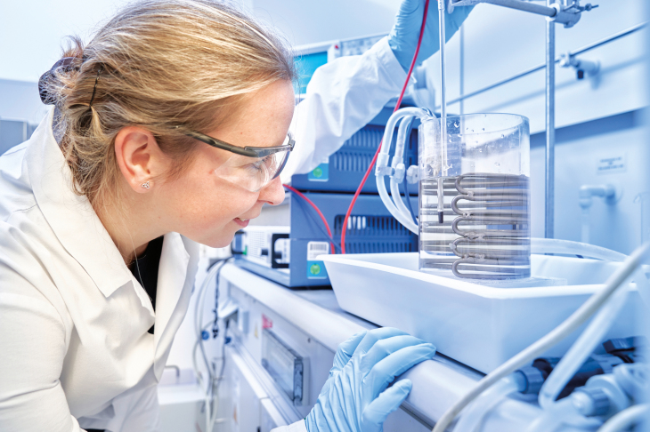 Maria Serdechnova aus dem neuen Institut für Oberflächenforschung untersucht eine Knochenschraube im Elektrolyt-Bad. Foto: HZG/Christian Schmid Maria Serdechnova aus dem neuen Institut für Oberflächenforschung untersucht eine Knochenschraube im Elektrolyt-Bad.