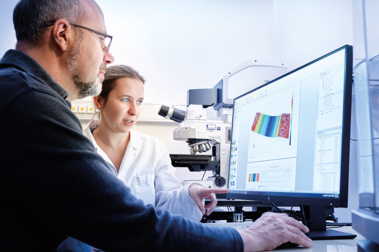 Dr Maria Serdechnova checks the results together with her colleague Dr Carsten Blawert.
