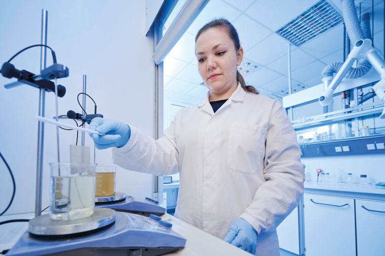 PhD student Tatsiana Shulha pretreats the samples.