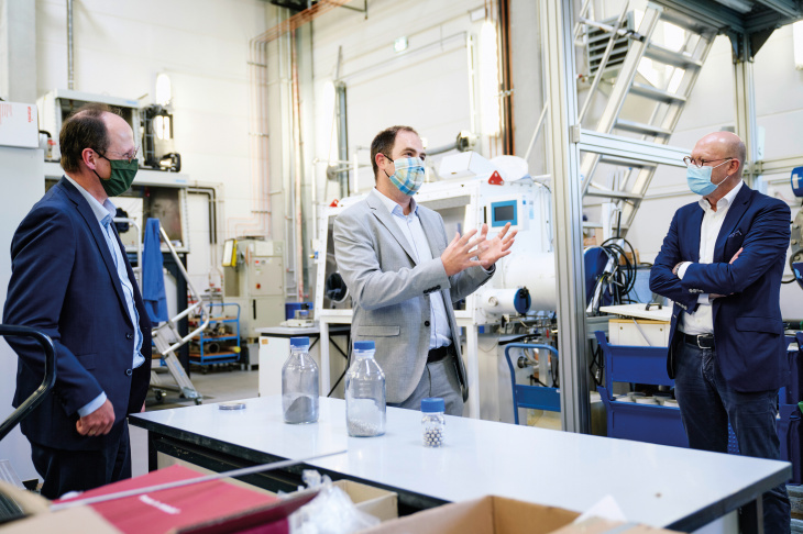 In the Hereon laboratory, Dr Julian Jepsen (center) explains how the raw material for the metal hydride-based storage that is developed at the Helmholtz-Zentrum Hereon is produced. The light metals are ground into an increasingly fine powder so that the surface area increases and more hydrogen can be absorbed. Photo: Hereon/ Christian Schmid Hydrogen researcher Dr. Julian Jepsen in conversation with Westhagemann and Klassen