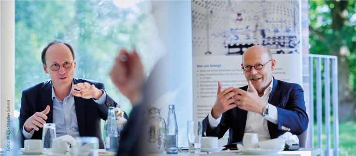 Hydrogen: between strategy and applied research. Institute Director Thomas Klassen (left) invited the Hamburg Economics Senator Michael Westhagemann (right) to a talk in Geesthacht. Photo: Hereon/ Christian Schmid Klassen and Westhagemann in coversation
