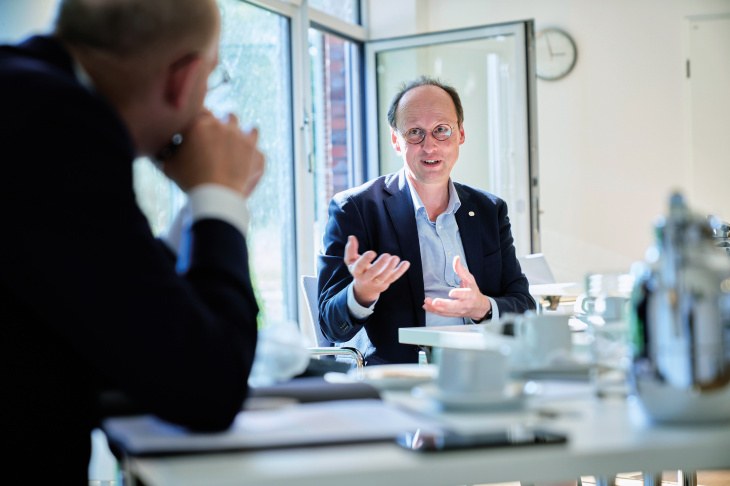 Klassen and Westhagemann in conversation. Photo: Hereon/ Christian Schmid Klassen and Westhagemann in conversation