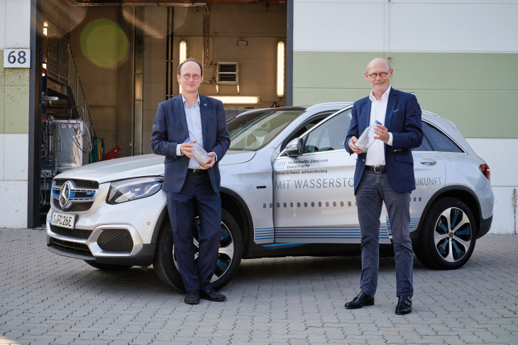 The Helmholtz-Zentrum Hereon’s fleet includes a hydrogen vehicle. It refuels with hydrogen, which is converted into electricity in a fuel cell. The electricity drives the electric motor, producing only water vapour as exhaust. Institute Director Klassen (left) with politician Westhagemann (right). Photo: Hereon/ Christian Schmid Westhagemann and Klassen in front of the hydrogen car