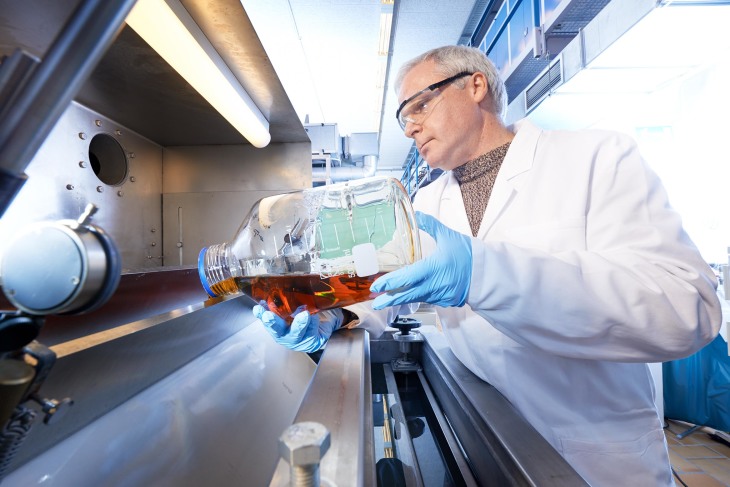 Flüssiges Polymer wird in die Membranziehmaschine gefüllt. Foto: HZG/Christian Schmid HZG WIssenschaftler füllt flüssiges Polymer in die Membranziehmaschine