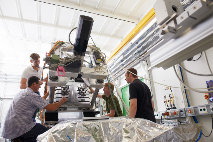 Die aufwendigen Untersuchungen erfordern Teamarbeit. Foto: HZG/Christian Schmid HZG Wissenschaftler an der Beamline