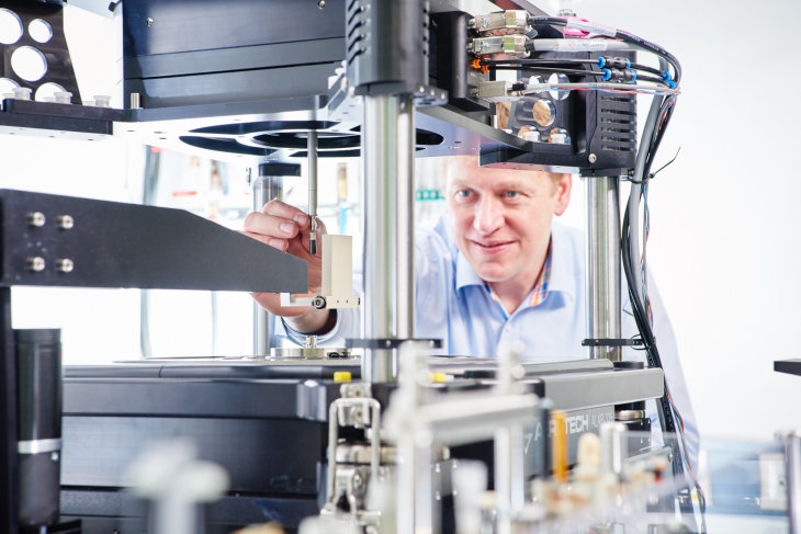 Die Probe wird in den Messplatz an der Röntgenquelle PETRA III eingesetzt. Foto: HZG/Christian Schmid HZG Wissenschaftler an der Beamline