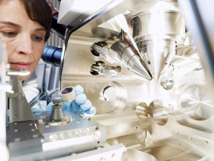 Foto: HZG/Christian Schmid HZG Wissenschaftlerin am Nanoindenter